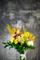 vase avec Jaune et blanc fleurs photo