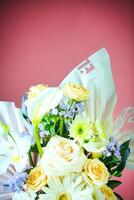 blanc et Jaune fleur bouquet dans vase photo