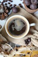 une tasse de café sur une table en bois photo