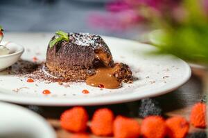 gâteau au chocolat sur plaque blanche photo