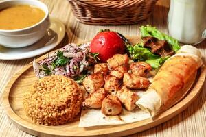 une assiette de nourriture sur une table suivant à une tasse de café photo