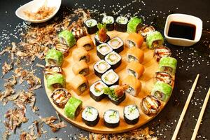 en bois assiette avec Sushi et baguettes photo