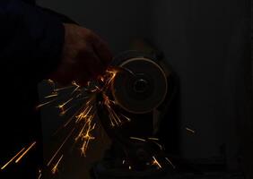 des étincelles de une métal dans le usine photo