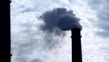 cheminées de industriel plante contaminé air avec toxique fumée photo