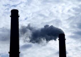 toxique fumée émis de industriel plante cheminées photo