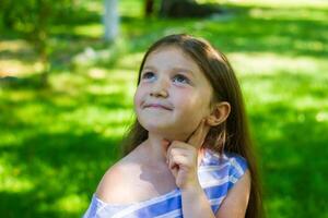 jolie peu fille dans le nature, fille dans été photo