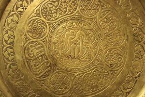 vieux Oriental métal plaque, d'or assiette photo