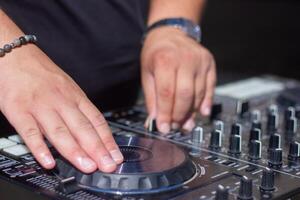 dj avec écouteurs et mixer dans le parc, le dj à travail photo