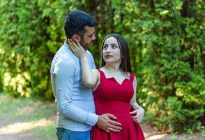 romantique couple dans le jardin, couple dans le la nature photo