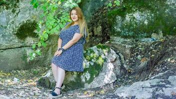 jolie Jeune fille dans le la nature photo