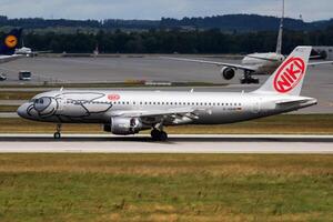 Munich, Allemagne, 2017 - mouche niki Airbus a320 d-abhm passager avion arrivée et atterrissage à Munich aéroport photo