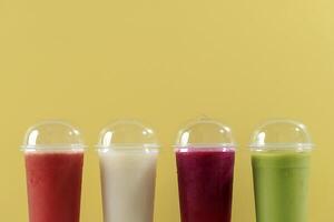 divers fruit jus sur jetable Plastique tasse avec couvercle photo