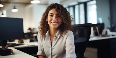 ai généré joyeux Bureau ouvrier souriant à écran à Bureau bureau photo