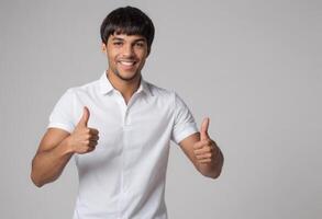 ai généré une homme dans une blanc polo chemise donnant une les pouces en haut, le sien ouvert et sincère expression suggère accessibilité et positivité. photo