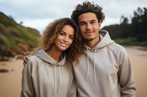 ai généré Jeune couple posant en plein air dans blanc sweat à capuche produit images photo