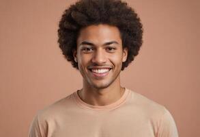 ai généré une homme avec une joyeux expression et frisé cheveux porte une beige chemise, le sien sourire dégage chaleur et positivité. photo