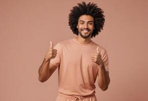 ai généré un enthousiaste homme dans une Saumon rose T-shirt fait du une double les pouces en haut geste, le sien de bonne humeur comportement brillant à travers. photo