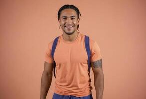 ai généré en forme athlétique homme dans Orange des sports T-shirt souriant. représente un actif, en bonne santé mode de vie. photo