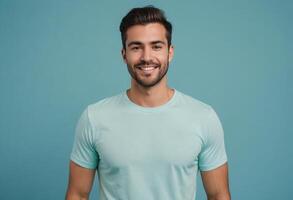 ai généré une Jeune homme souriant largement, portant une lumière bleu T-shirt. le sien pose dégage confiance et accessibilité. photo