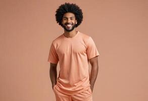 ai généré une de bonne humeur homme avec un afro coiffure portant une pêche chemise, exsudant positivité et joie. le sien décontractée position et brillant sourire créer un attrayant atmosphère. photo