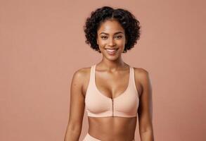 ai généré un athlétique femme portant une beige des sports soutien-gorge, permanent en toute confiance. sa sourire et direct regard suggérer force et Bonheur. photo