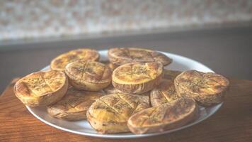 cuit patates dans le cuisine dans le four sur une blanc assiette photo