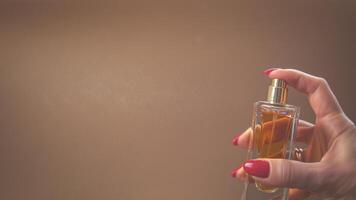 une femme détient une bouteille de parfum dans sa main. fermer photo