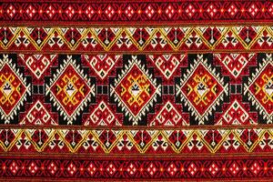 Haut vue de coloré ancien en tissu thaïlandais soie magnifique conception en utilisant comme arrière-plan, fermer, horizontal format. photo