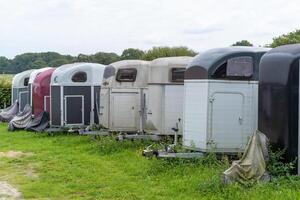 parking lot avec cheval bandes annonces photo