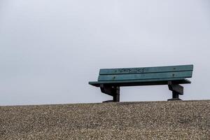 béton banc sur une digue photo