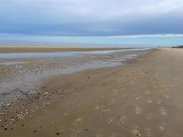 le côte à faible marée avec plage dans le de bonne heure Matin de de haan, Belgique photo