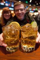 ai généré couple grillage avec whisky des lunettes à une bar photo