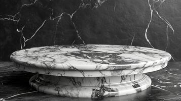 ai généré une marbre gâteau supporter sur une noir marbre table photo