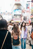 touristique femme visite ameyoko marché, une occupé marché rue situé dans ueno. point de repère et populaire pour touristique attraction et Voyage destination dans Tokyo, Japon et Asie concept photo