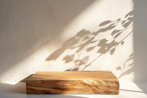 ai généré vide minimal Naturel en bois table compteur podium avec magnifique bois grain dans lumière du soleil et ombre sur blanc mur pour luxe cosmétique soin de la peau beauté traitement décoration Contexte photo