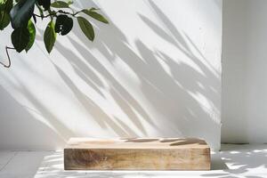 ai généré vide minimal Naturel en bois table compteur podium avec magnifique bois grain dans lumière du soleil et ombre sur blanc mur pour luxe cosmétique soin de la peau beauté traitement décoration Contexte photo