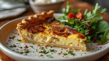 ai généré blanc assiette avec Quiche tranche photo