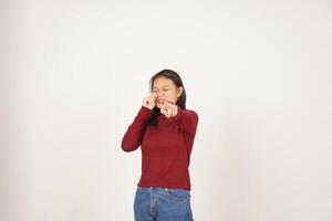 Jeune asiatique femme dans rouge T-shirt triste pleurs et montrer du doigt à caméra isolé sur blanc Contexte photo