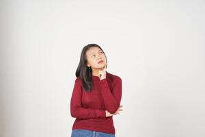 Jeune asiatique femme dans rouge T-shirt réfléchi en pensant geste isolé sur blanc Contexte photo