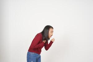 Jeune asiatique femme dans rouge T-shirt tousser isolé sur blanc Contexte photo