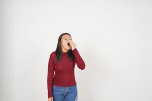 Jeune asiatique femme dans rouge T-shirt Souffrance de allergie et éternuements isolé sur blanc Contexte photo