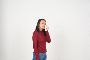 Jeune asiatique femme dans rouge T-shirt triste pleurs isolé sur blanc Contexte photo