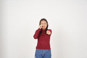 Jeune asiatique femme dans rouge T-shirt triste pleurs et montrer du doigt à caméra isolé sur blanc Contexte photo
