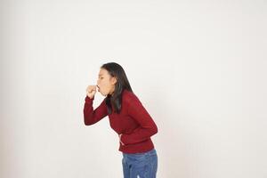 Jeune asiatique femme dans rouge T-shirt tousser isolé sur blanc Contexte photo