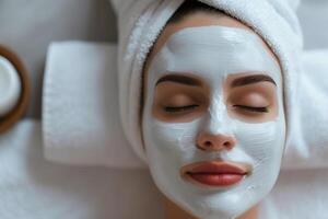 ai généré femme relaxant avec blanc faciale masque traitement dans spa paramètre, Haut vue photo