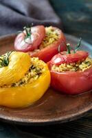 farci tomates avec marron et sauvage riz mélanger photo