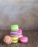 coloré macarons sur le en bois Contexte photo