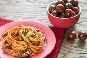 portion de spaghetti avec Cerise tomates photo