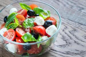 salade avec tomates, Olives, mozzarella et basilic photo