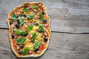 pizza sur la planche de bois photo